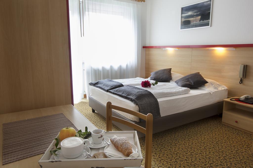 Park Hotel Eden Torbole Sul Garda Eksteriør billede