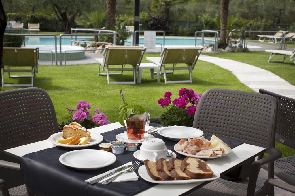 Park Hotel Eden Torbole Sul Garda Eksteriør billede